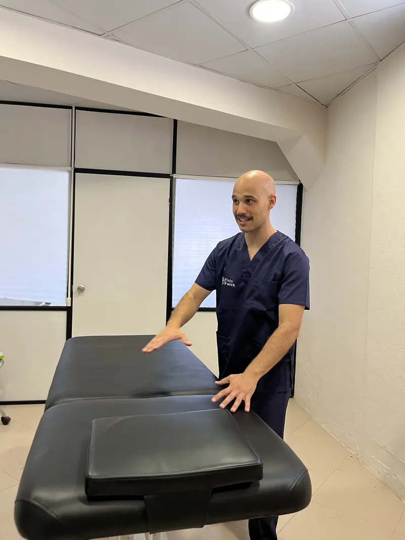 L'Eduard Folch, fisioterapeuta, al costat d'una llitera de tractament a la consulta de Fisio Folch