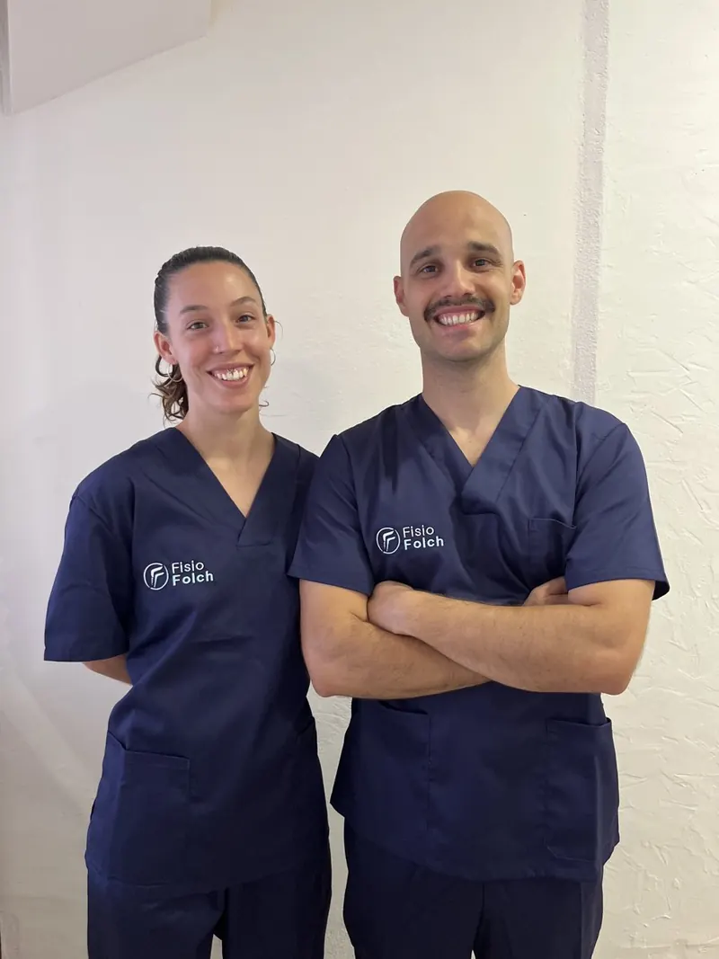 Eduard Folch y una compañera del equipo, sonrientes y con el uniforme de Fisio Folch